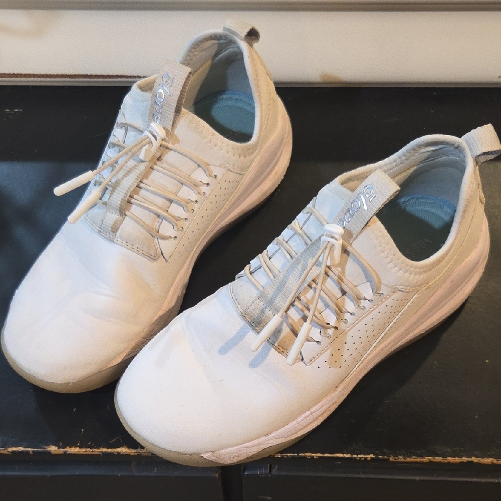 Clove Nurse Sneakers